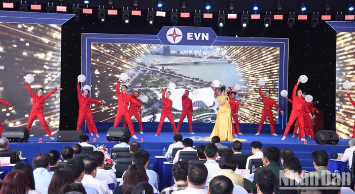 Một tiết mục văn nghệ được biểu diễn tại Lễ khánh thành. (Ảnh: Trần Hải)