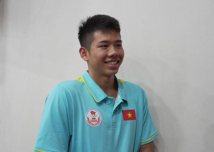 Vận động viên bơi lội Nguyễn Quang Thuấn chia sẻ về những kiến thức thu hoạch được sau buổi đào tạo. hinh 3 (1).JPG