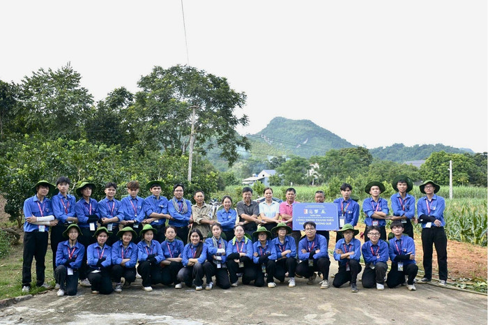 Các “chiến sĩ” Mùa hè Xanh của Đoàn Thanh niên Đại học Bách khoa Hà Nội hoàn thành lắp đặt đèn tại xã Lực Hành, huyện Yên Sơn, tỉnh Tuyên Quang. A3-9.jpg