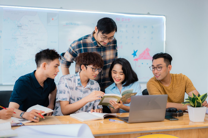 Đại học là khởi đầu cho những ước mơ cho các bạn trẻ, nhưng mang theo nỗi lo về chi phí của nhiều gia đình. hình 1.jpg