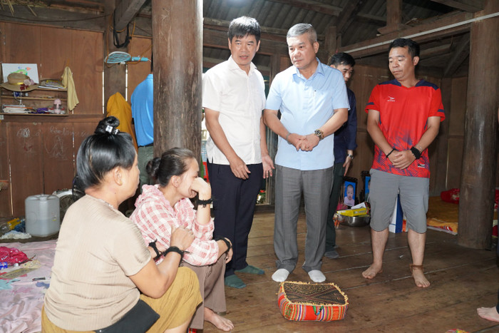 Đồng chí Đỗ Chí Thanh – Phó Tổng Giám đốc Petrovietnam thăm hỏi, chia buồn, động viên gia đình có người thân mất do lũ quét. Ảnh 12.jpg