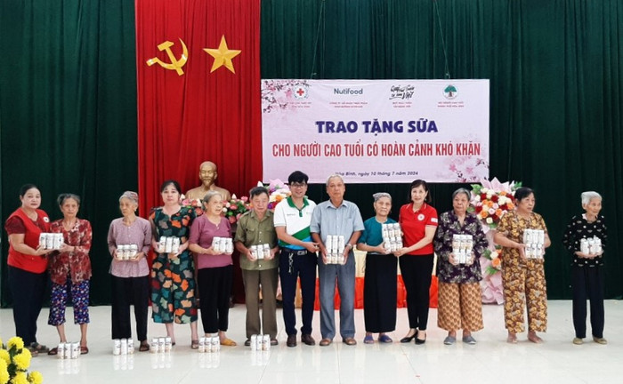 Nutifood thông qua Quỹ Phát triển Tài năng Việt trao gửi hàng ngàn phần quà dinh dưỡng trị giá gần 10 tỷ đồng. Tặng sữa ở Hòa Bình.jpg