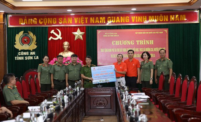 Đồng chí Hoàng Ngọc Trung - Phó Tổng Giám đốc PVEP trao biển tượng trưng tài trợ xây dựng Trường Tiểu học, Trung học cơ sở xã Mường Cai. Ảnh 7.jpg