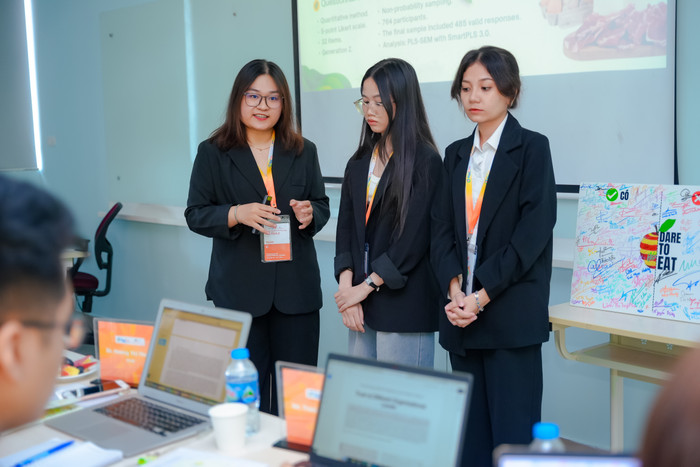 Nhóm sinh viên trình bày đề tài tại vòng chung kết FPT Edu ResFes 2024, Tiểu ban Truyền thông đa phương tiện. Anh 2 Content 98 FPT Edu ResFes 2024 v1.0.jpg