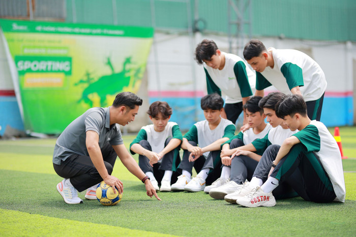 Học sinh trung học phổ thông hào hứng với tiết học bóng đá. Học sinh THPT hào hứng với tiết học bóng đá.JPG