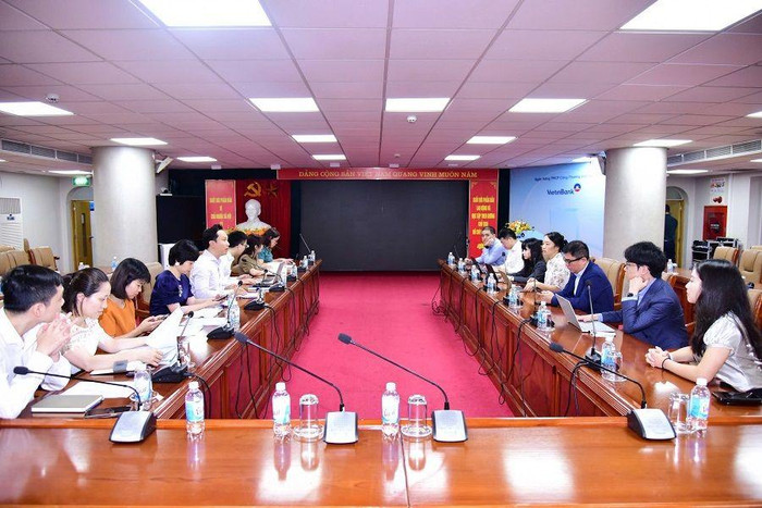 Đại diện MayBank và Quỹ Hong Kong làm việc tại VietinBank. v3.jpg