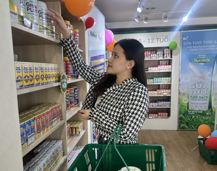 Khách hàng mua sắm tại Ngôi nhà Dinh dưỡng Nutifood. Khách hàng mua sắm tại Ngôi nhà Dinh dưỡng Nutifood.jpg