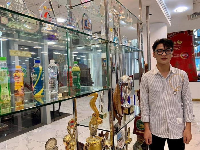 Với 250 triệu đồng nhận được từ Trà Xanh Không Độ, anh Hoàng Mạnh Quyết và gia đình đã thoát khỏi gánh nặng vay nợ để đi xuất khẩu lao động. (Ảnh NVCC). Với 250 triệu đồng nhận được từ Trà Xanh Không Độ, anh Hoàng Mạnh Quyết và gia đình đã thoát khỏi gánh nặng vay nợ để đi xuất khẩu lao động. (Ảnh NVCC).