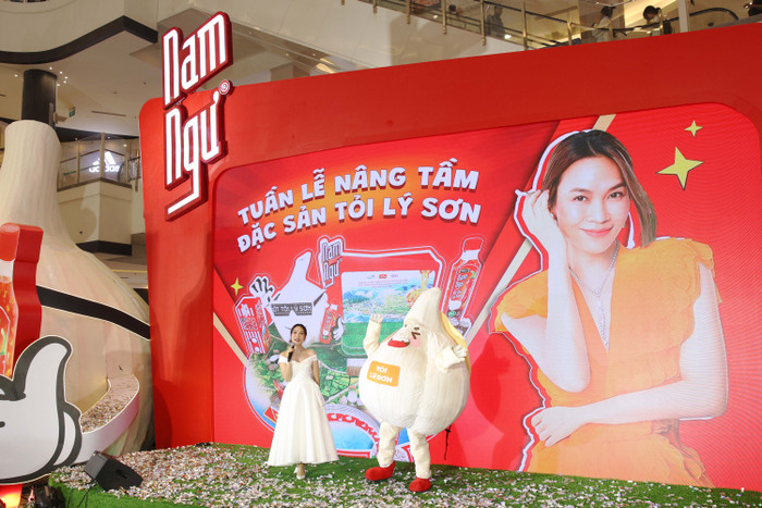 Sự xuất hiện bất ngờ của ca sĩ Mỹ Tâm khiến khán giả hào hứng.jpg