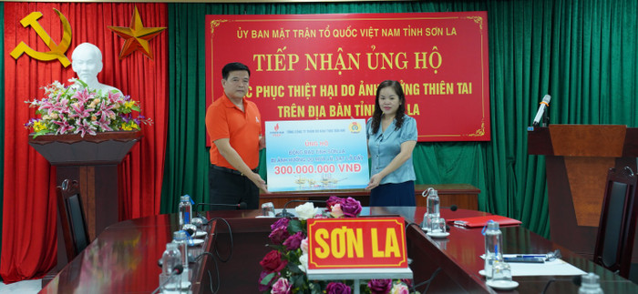 Đồng chí Kiều Ngọc Anh - Chủ tịch Công đoàn PVEP trao tặng tiền hỗ trợ tỉnh Sơn La khắc phục hậu quả mưa lũ. Ảnh 3.jpg