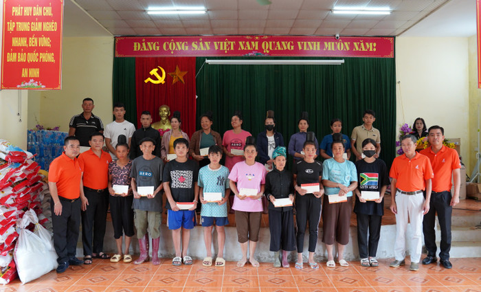 Lãnh đạo PVEP tặng quà hỗ trợ bà con xã Tông Cọ. Ảnh 6.jpg