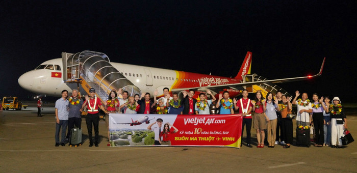 Vietjet kỷ niệm 10 năm hành trình bay Buôn Ma Thuột - Vinh với hơn 5.000 chuyến bay, chuyên chở gần 1 triệu lượt hành khách. A7.jpg