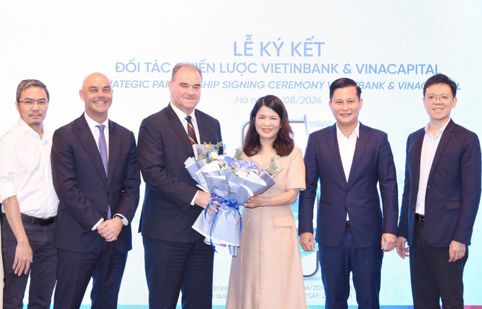 Bà Phạm Thị Thanh Hoài – Thành Viên Hội đồng quản trị VietinBank chúc mừng lễ ký kết. anh2_VTB_vinaCapital.jpg