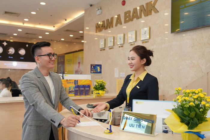 Khách hàng giao dịch tại Nam A Bank. Hình 2 - CTKM 32 năm.jpg