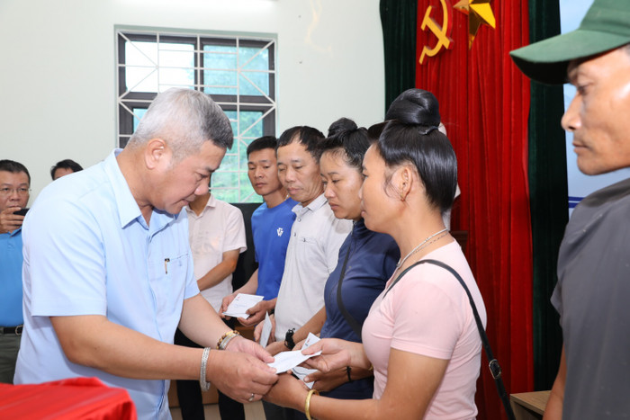 Đồng chí Đỗ Chí Thanh – Phó Tổng Giám đốc Petrovietnam tặng quà, chia sẻ, động viên các hộ gia đình bị thiệt hại nặng nề do mưa lũ, sạt lở đất gây ra. Ảnh 10.jpg