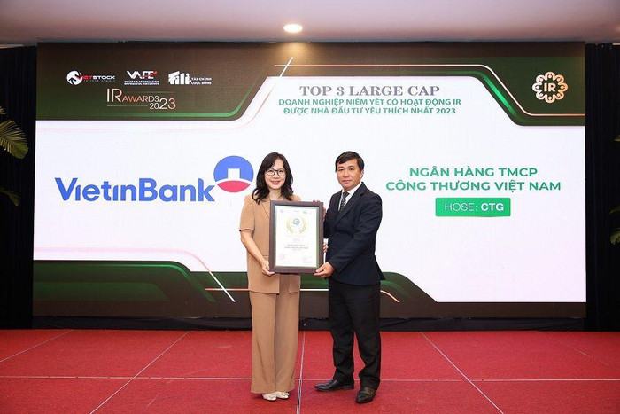 Đại diện VietinBank nhận giải thưởng Top 3 Doanh nghiệp niêm yết có hoạt động quan hệ nhà đầu tư yêu thích nhất 2023. v1.jpg