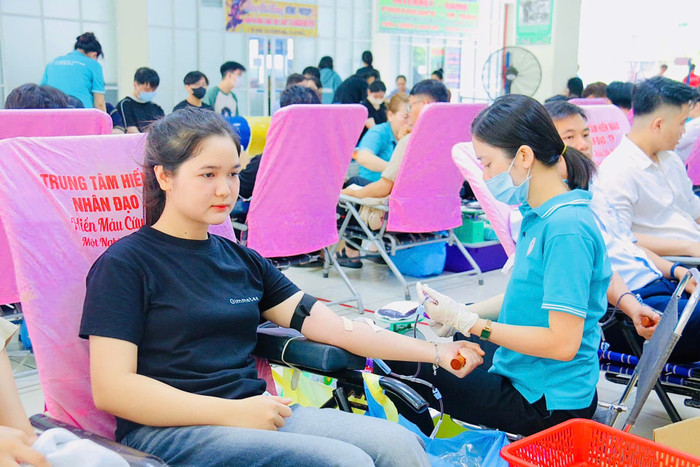 Sinh viên nội trú tham gia hiến máu tình nguyện. 2 (10).jpg