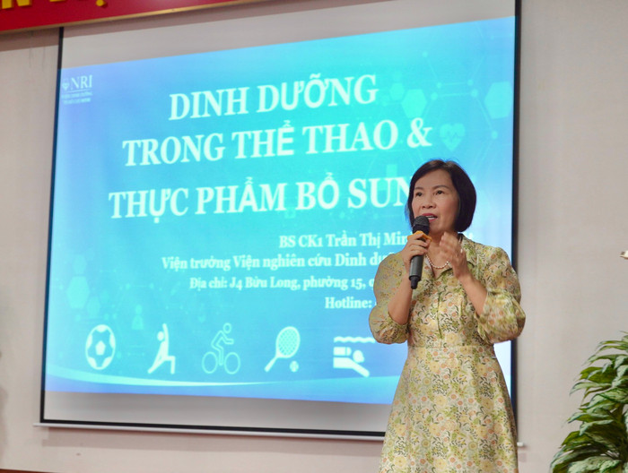 Bác sĩ CKI Trần Thị Minh Nguyệt, Viện trưởng Viện Nghiên cứu Dinh dưỡng Thành phố Hồ Chí Minh (NRI) chia sẻ kiến thức tại buổi đào tạo. hinh 2 (2).jpg