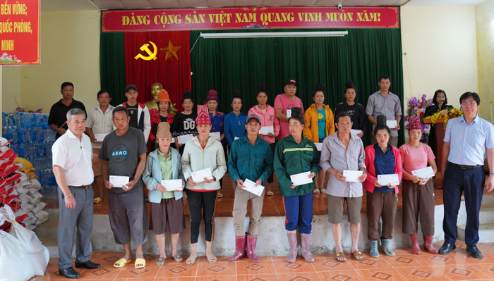 Đồng chí Đỗ Chí Thanh và đồng chí Nguyễn Mạnh Kha trao quà hỗ trợ bà con xã Tông Cọ bị ảnh hưởng bởi mưa lũ. Ảnh 5.jpg