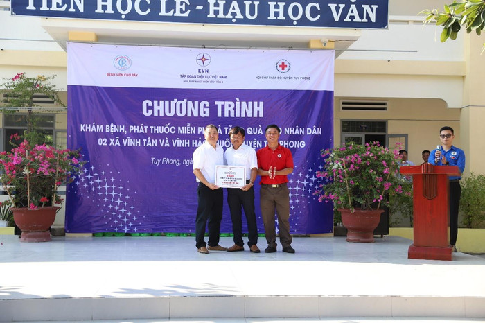 NĐVT4 trao tặng bảng tượng trưng số tiền 66.000.000 đồng ủng hộ mua thẻ bảo hiểm y tế cho người dân xã Vĩnh Tân. vinhtan4.jpg