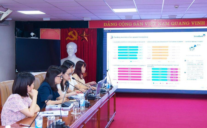 Lãnh đạo VietinBank thảo luận với cổ đông và nhà đầu tư tại Hội nghị cập nhật kết quả kinh doanh. v2.jpg