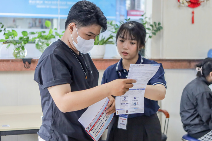 Không khí rộn ràng và tấp nập trong ngày đầu nhập học của tân sinh viên Khóa 2024 tại Trường Đại học Nguyễn Tất Thành. Không khí rộn ràng và tấp nập trong ngày đầu nhập học của tân sinh viên Khóa 2024 tại Trường ĐH Nguyễn Tất Thành (1).jpg