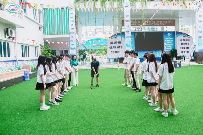 Học sinh tại EQuest được tiếp xúc với golf chuyên nghiệp từ trên ghế nhà trường Học sinh tại EQuest được tiếp xúc với golf chuyên nghiệp từ trên ghế nhà trường