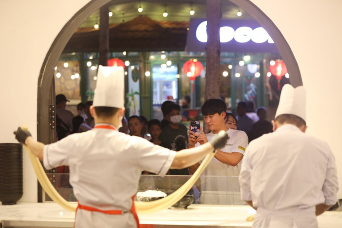 Khách Hàn thích thú trải nghiệm chợ đêm Vui Phết tại Sunset Town, Phú Quốc. Khách Hàn thích thú trải nghiệm chợ đêm Vui Phết tại Sunset Town, Phú Quốc.