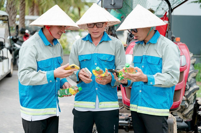 Chương trình khuyến mãi “Hè nóng thưởng nóng, giải nhiệt trúng thiệt” đã mang lại niềm vui cho hàng trăm ngàn người chơi khi tham gia chương trình. 7 giải Nhất tổng trị giá 1,5 tỷ đồng; 24 giải Nhì trị giá 39 triệu đồng cùng 29 giải Ba trị giá 10 triệu đồng đang được tiến hành trao cho các khách hàng trúng thưởng. Cùng với đó, hơn 200 ngàn card điện thoại trị giá từ 10 ngàn đến 300 ngàn đồng đã được trao cho các khách hàng may mắn trên khắp cả nước. Chương trình khuyến mãi “Hè nóng thưởng nóng, giải nhiệt trúng thiệt” đã mang lại niềm vui cho hàng trăm ngàn người chơi khi tham gia chương trình. 7 giải Nhất tổng trị giá 1,5 tỷ đồng; 24 giải Nhì trị giá 39 triệu đồng cùng 29 giải Ba trị giá 10 triệu đồng đang được tiến hành trao cho các khách hàng trúng thưởng. Cùng với đó, hơn 200 ngàn card điện thoại trị giá từ 10 ngàn đến 300 ngàn đồng đã được trao cho các khách hàng may mắn trên khắp cả nước.