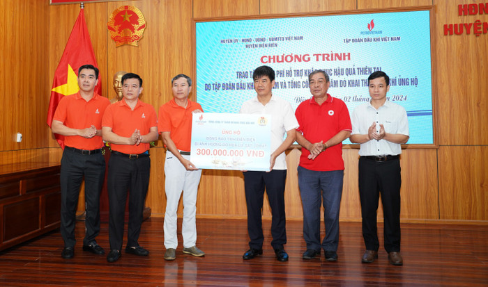 Lãnh đạo PVEP trao 300 triệu đồng hỗ trợ tỉnh Điện Biên khắc phục hậu quả mưa lũ. Ảnh 9.jpg