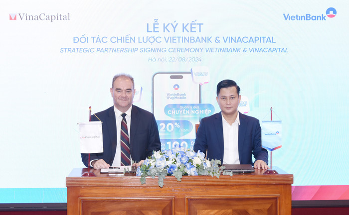 Ông Trần Công Quỳnh Lân – Phó Tổng Giám đốc VietinBank và ông Brook Taylor – Tổng Giám đốc Công ty CP Quản lý quỹ VinaCapital kí kết hợp tác chiến lược. anh1_VTB_vinaCapital.jpg