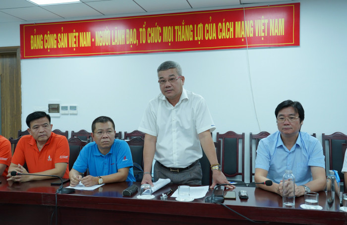 Đồng chí Đỗ Chí Thanh - Phó Tổng Giám đốc Petrovietnam chia sẻ khó khăn với tỉnh Sơn La trong khắc phục hậu quả do mưa lũ gây ra. Ảnh 1.jpg