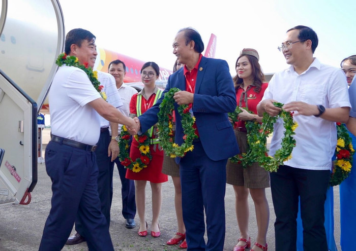 Phó Chủ tịch Uỷ ban nhân dân tỉnh Đắk Lắk Võ Văn Cảnh (áo kẻ) và Phó Tổng giám đốc Vietjet Tô Việt Thắng (áo vest xanh) chào đón hành khách đến với Buôn Ma Thuột. A2-12.jpg