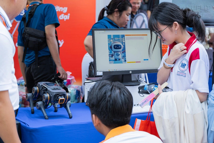 Chú chó robot 4 chân Quadrup sử dụng công nghệ AI có khả năng nhận diện cử chỉ và hành động ngồi xuống, bắt tay được sáng tạo bởi sinh viên khoa Công nghệ thông tin HUFLIT. 1.jpg