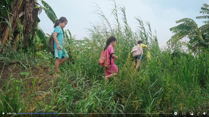 Video “Con muốn đi học” tái hiện nhiều cung đường đến trường của học sinh ở vùng có điều kiện kinh tế khó khăn, xem thêm tại: https://www.facebook.com/share/v/RCDDoAuQSN6fDmkH/ Ảnh cắt từ Clip 2.jpg