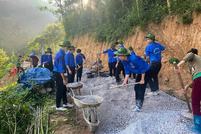 Sinh viên tình nguyện Trường Đại học Thủy Lợi đổ đường bê tông tại xã Lâm Sơn, huyện Chi Lăng, tỉnh Lạng Sơn. A1-9.jpg