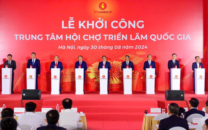 Thủ tướng Chính phủ Phạm Minh Chính, Bộ trưởng Bộ Văn hoá, Thể thao và Du lịch Nguyễn Văn Hùng, Chủ tịch Ủy ban nhân dân Thành phố Hà Nội Trần Sỹ Thanh cùng các lãnh đạo bấm nút khởi công Trung tâm Hội chợ Triển lãm Quốc gia. A1 (11).jpg