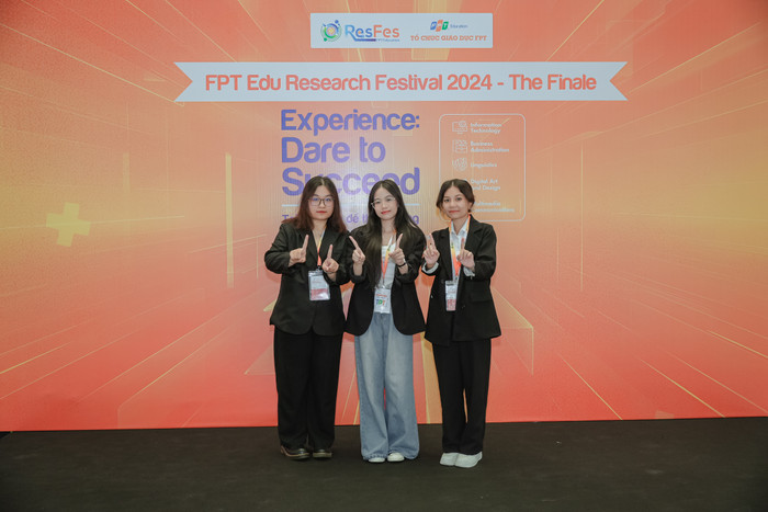 Ba thành viên là sinh viên Trường Đại học FPT phân hiệu Cần Thơ, mới tiếp xúc với nghiên cứu khoa học nhưng đã được hướng dẫn phương pháp bài bản và thể hiện năng lực sẵn có. Anh 3 Content 98 FPT Edu ResFes 2024 v1.0.jpg
