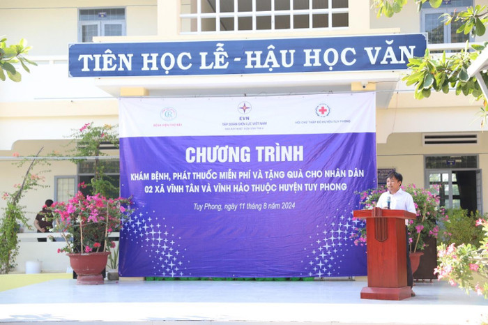 Ông Phan Thanh Nhựt – Phó Chủ tịch Ủy ban nhân xã Vĩnh Tân đại diện chính quyền và người dân địa phương phát biểu cảm ơn đơn vị tổ chức. vinhtan2.jpg