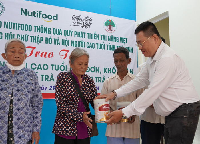 Hành trình mang sữa Varna Elite đến tay người lớn tuổi có hoàn cảnh khó khăn vẫn đang tiếp tục được triển khai. Tặng sữa ở Trà Vinh.jpg