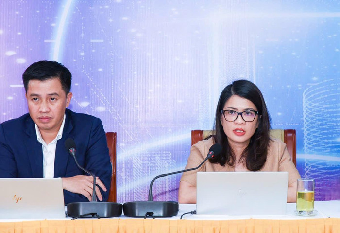 Thành viên Hội đồng quản trị Phạm Thị Thanh Hoài (bên phải) chủ trì Hội nghị cập nhật kết quả kinh doanh Quý II/2024. a1.jpg