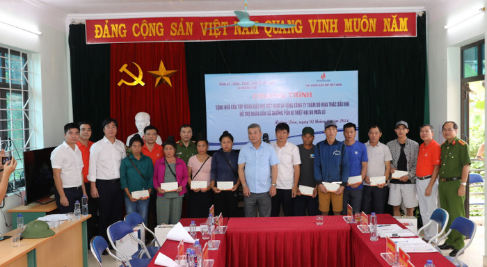 Đoàn công tác của Petrovietnam tặng quà, động viên nhân dân xã Mường Pồn. Ảnh 11.jpg