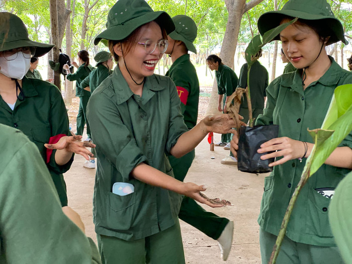 Sinh viên hào hứng tiếp nhận cây để chăm sóc. trongcay.jpg
