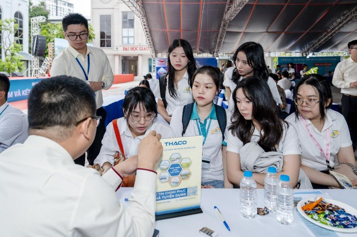Nhân sự THACO chia sẻ thông tin tuyển dụng từ Tập đoàn đến các bạn sinh viên tại Ngày hội việc làm 2024 của Trường Đại học Giao thông vận tải Thành phố Hồ Chí Minh. thaco3.jpg