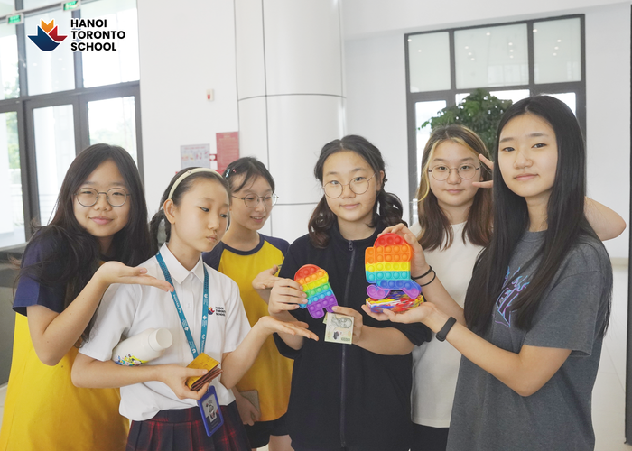 Câu lạc bộ Hội học sinh Hà Nội Toronto School gây quỹ cho Làng Trẻ Em SOS qua việc bán các món đồ chơi dễ thương tại hội chợ. 7.png