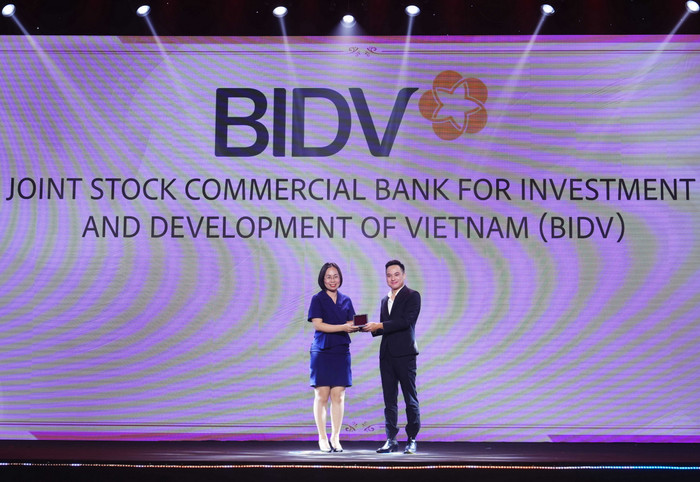 Bà Vũ Thị Thu Hiền - Phó Giám đốc Ban Tổ chức nhân sự BIDV – đại diện Ngân hàng nhận giải thưởng “Doanh nghiệp quan tâm chăm sóc nhân viên tuyệt vời nhất”. Anh 02(5).jpg