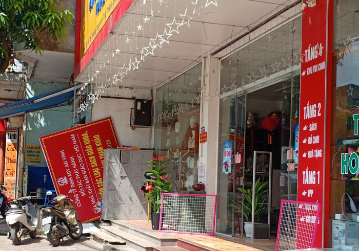 Tấm biển của công ty An Vinh tại cửa hàng sách Hồng An (Ảnh:V.N) Tấm biển của công ty An Vinh tại cửa hàng sách Hồng An (Ảnh:V.N)