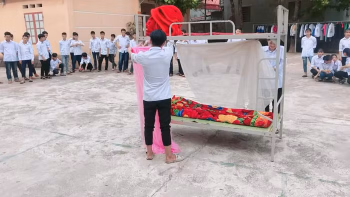 Học sinh được dạy từ những điều nhỏ nhặt trong cuộc sống như cách gấp chăn màn sao cho đúng cách (Ảnh:H.H)