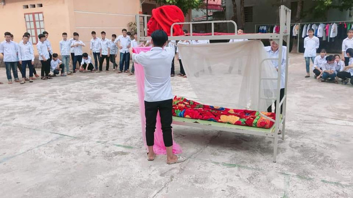 Học sinh được dạy từ những điều nhỏ nhặt trong cuộc sống như cách gấp chăn màn sao cho đúng cách (Ảnh:H.H) Học sinh được dạy từ những điều nhỏ nhặt trong cuộc sống như cách gấp chăn màn sao cho đúng cách (Ảnh:H.H)
