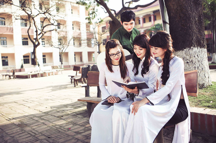 Thông qua bộ ảnh, người đẹp Vĩnh Phúc muốn gửi tới các chiến sĩ trẻ, đặc biệt là những chiến sĩ trẻ đang đóng quân tại những vùng biên giới, hải đảo xa xôi, những lời chúc tốt đẹp nhất. Mong các anh luôn mạnh khỏe, giữ chắc tay súng để bảo vệ vùng trời, biên cương của tổ quốc.